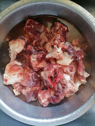 爆料牛排骨的做法视频,跟着视频学做香浓爆汁牛排骨